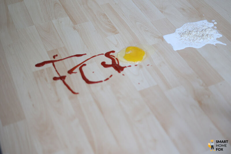 Feuchter Schmutz auf Holzboden